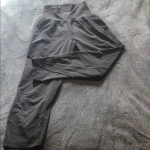 LULULEMON JOGGERS CROPPED black